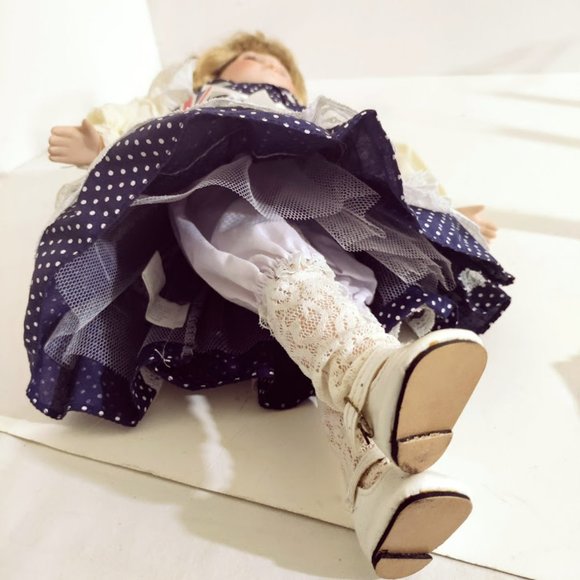 Vintage Porcelain Doll LAURA 3031 Hand Painted Hand Sewn The Wimbledon Collect - Picture 12 of 12
